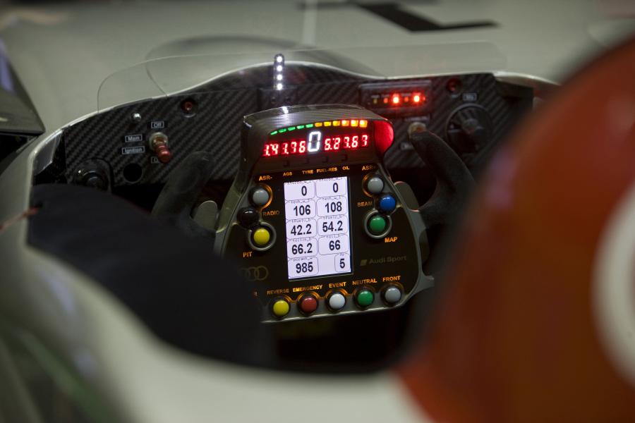 Панель приборов Audi R15 TDI 2009 года  (фото 71 из 78)